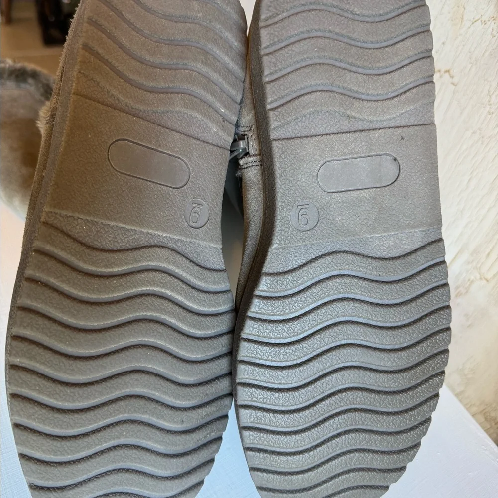 TARGET Suede Leather Faux Fur Trim Gray Winter Insulated Zipper Boots women sz 9